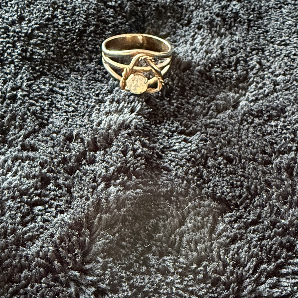 Elegant Two-Tone Knot Ring